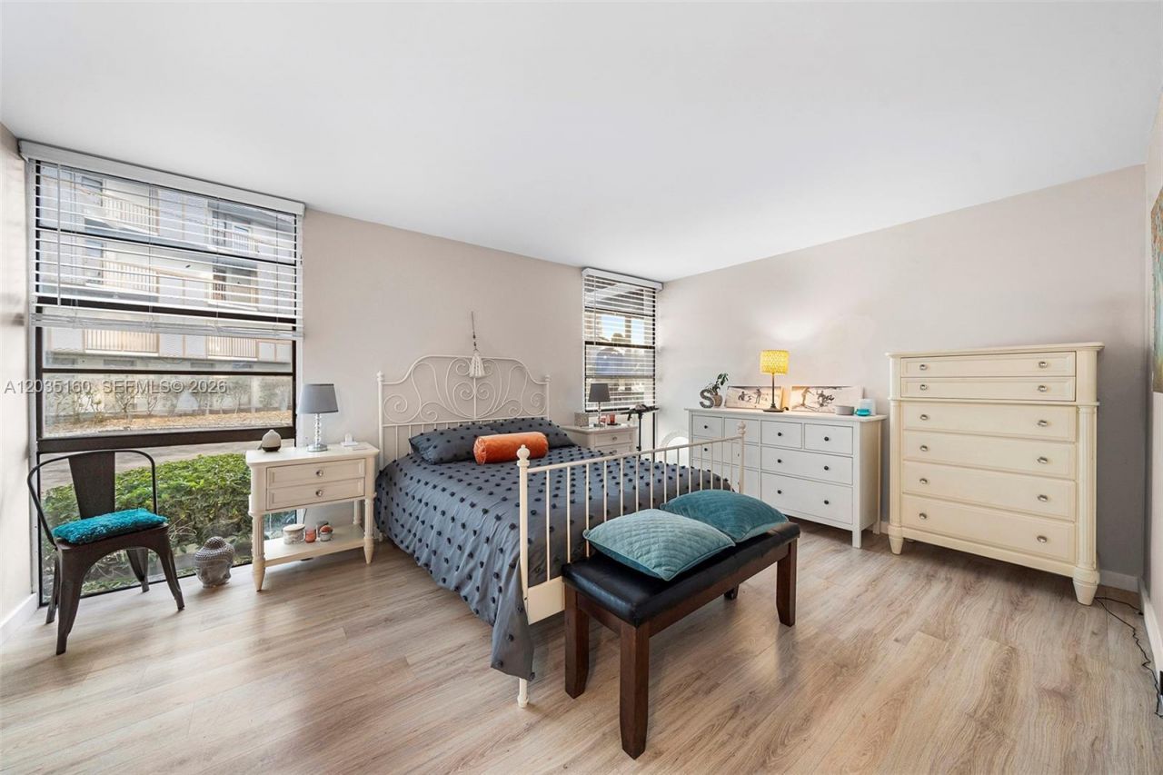 3401 N Country Club Dr , Unit 105, Aventura, FL 33180 Photo