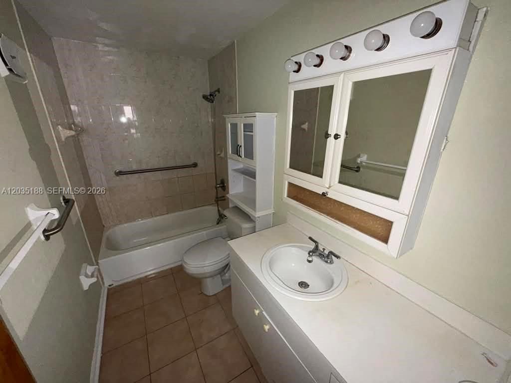6055 W 19th Ave , Unit 305, Hialeah, FL 33012 Photo