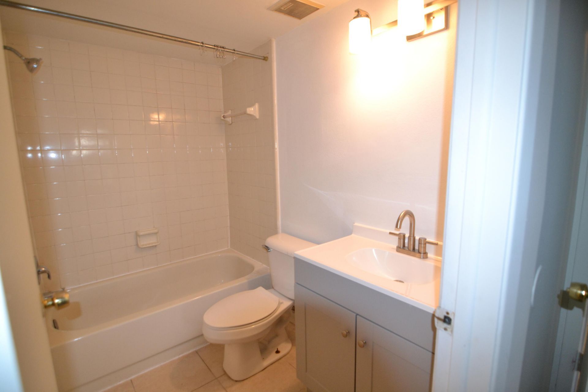 14308 Hanging Moss Circle, Unit 102, Tampa, FL 33613 Photo