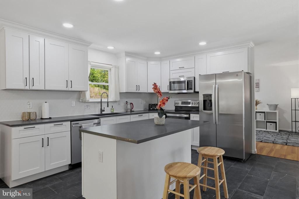 1299 GLADE DRIVE S, LONG POND, PA 18334