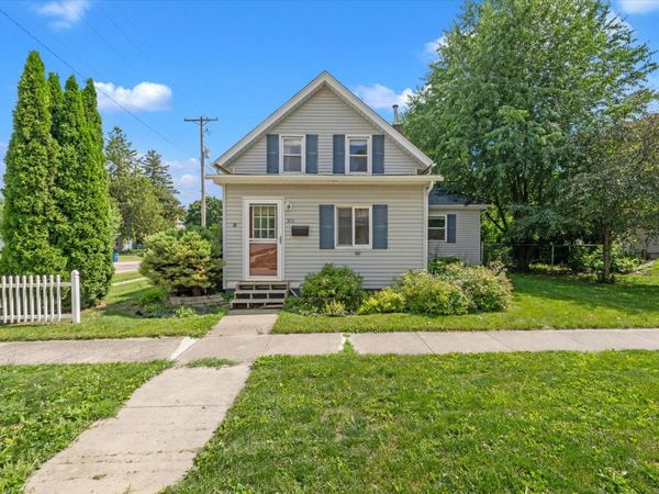303 8th Street , Dewitt, IA 52742
