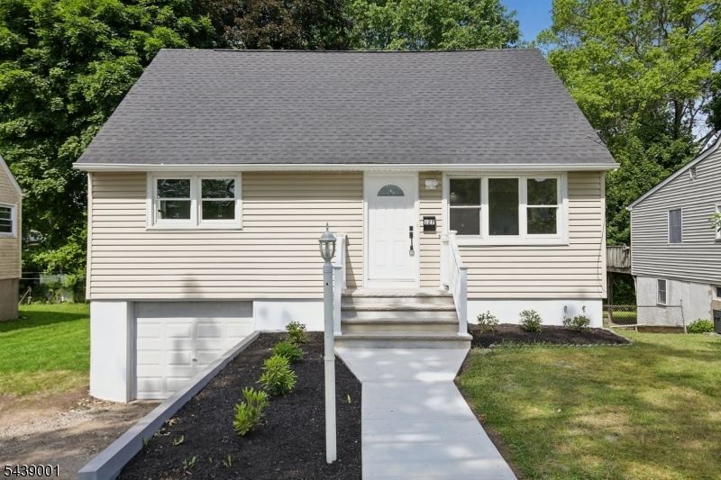 127 Glenwild Ave, Bloomingdale, NJ 07403 Main Photo
