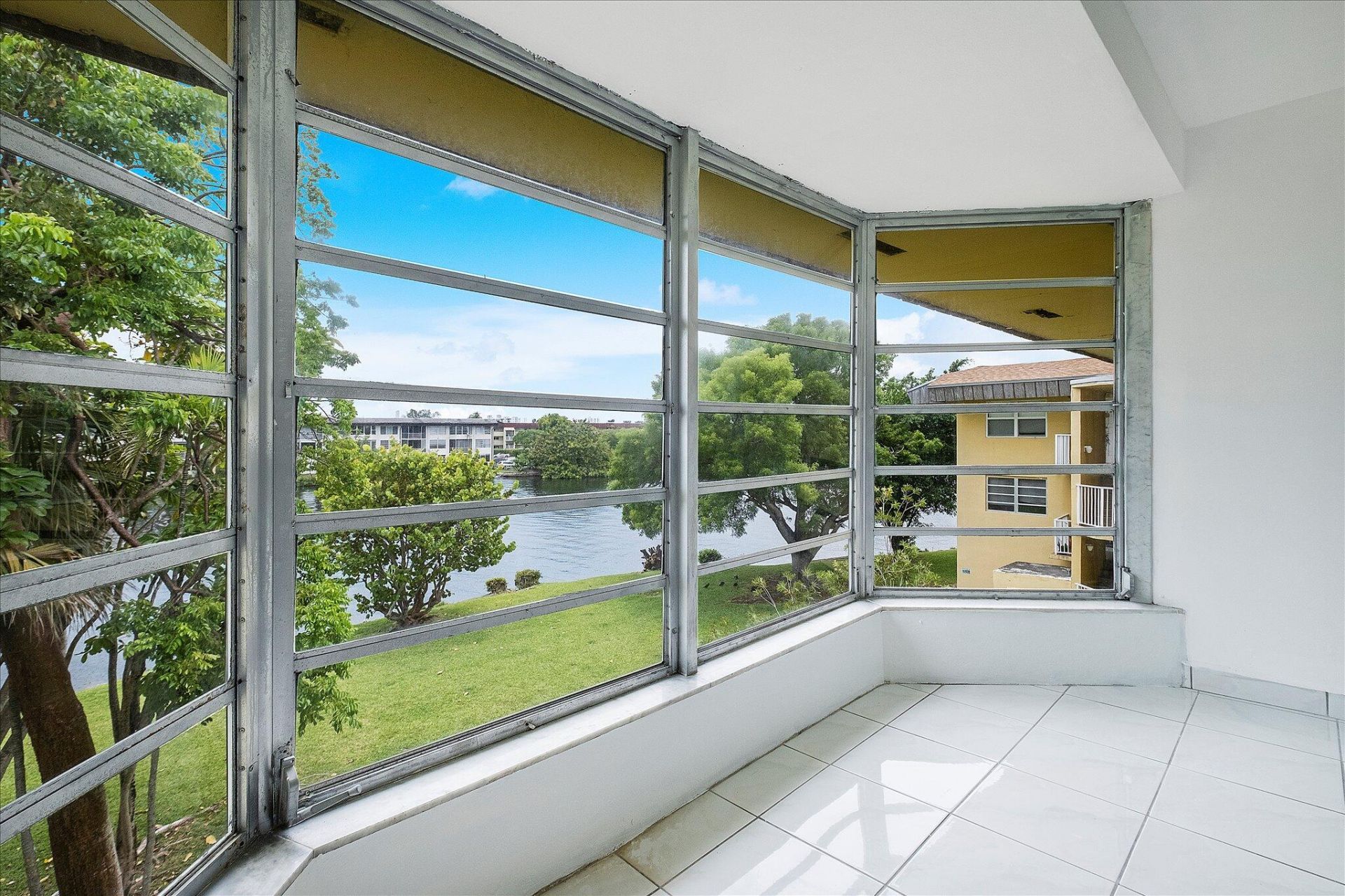 1302 NE 191st Street, Unit 323a, Miami, FL 33179 Photo