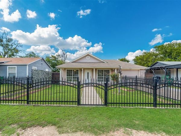 5410 Scoggins Street, Sansom Park, TX 76114