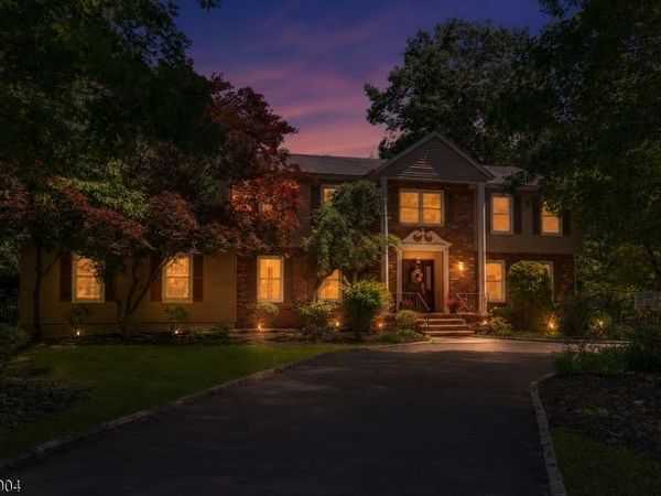 10 Moonshadow Ct, Kinnelon, NJ 07405