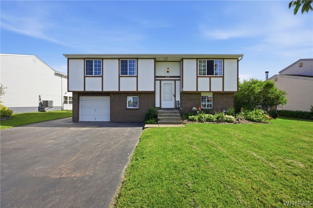 6930 Academy Lane, Lockport, NY 14094 Main Photo
