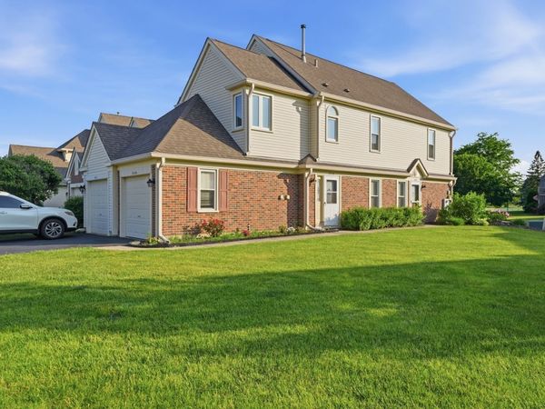 304 University Lane , Unit A, Elk Grove Village, IL 60007