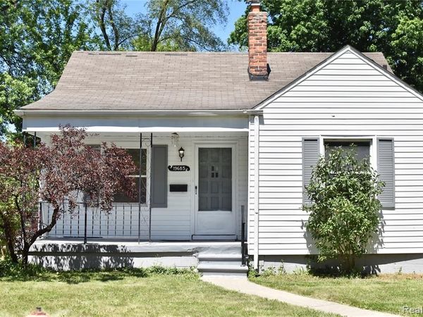 19685 Washtenaw Street, Harper Woods, MI 48225