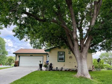 4524 Hallcliffe Road, Lincoln, NE 68516