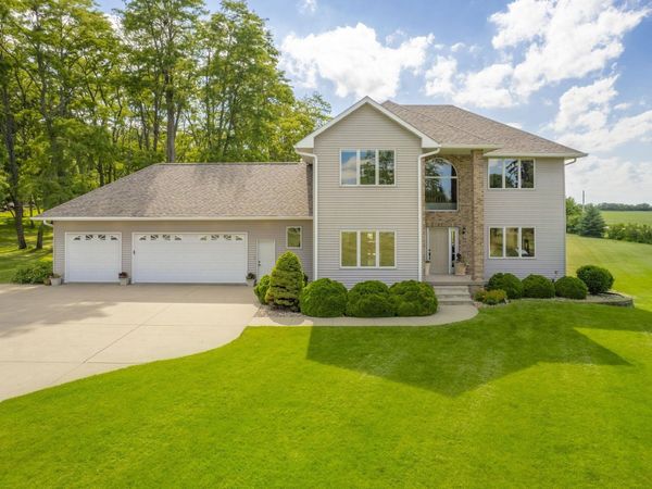 1152 Lakeview Drive, Buckingham, IA 50612
