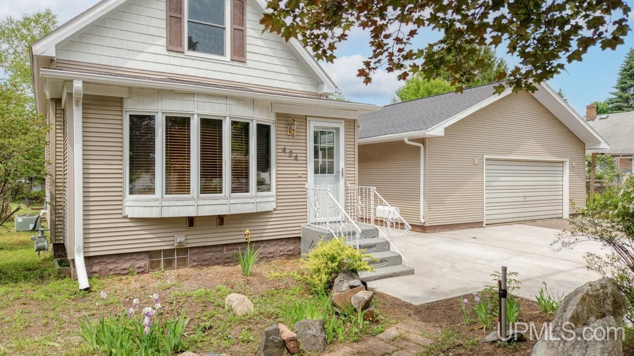 424 Maple Street, Kingsford, MI 49802 Main Photo