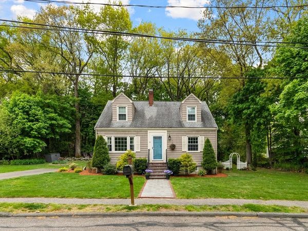 31 Hiawatha Rd, Woburn, MA 01801