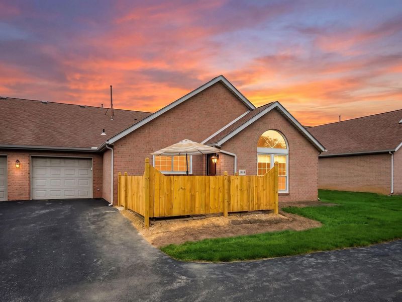 4908 Meadow Run Drive, Hilliard, OH 43026 Photo 1