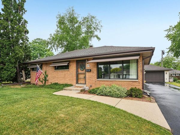 W151N8313 Thomas DRIVE, Menomonee Falls, WI 53051