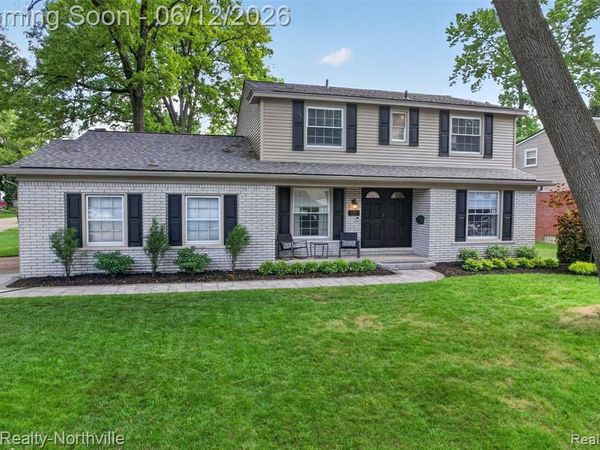 33083 Broadmoor Court, Livonia, MI 48154