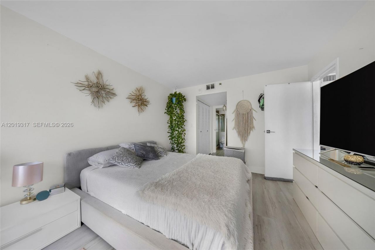 7601 E Treasure Dr , Unit 923, North Bay Village, FL 33141 Photo