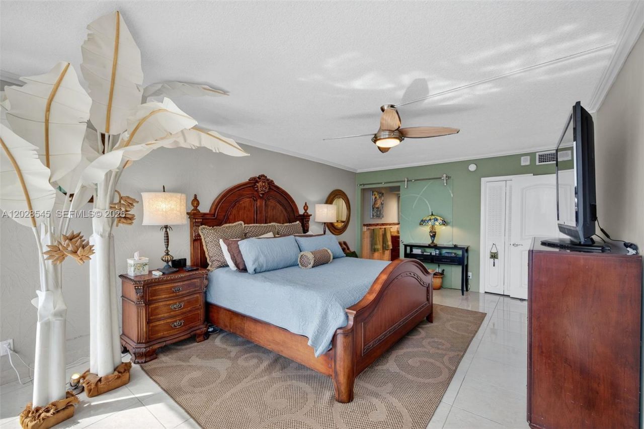 121 Golden Isles Dr , Unit 205, Hallandale Beach, FL 33009 Photo