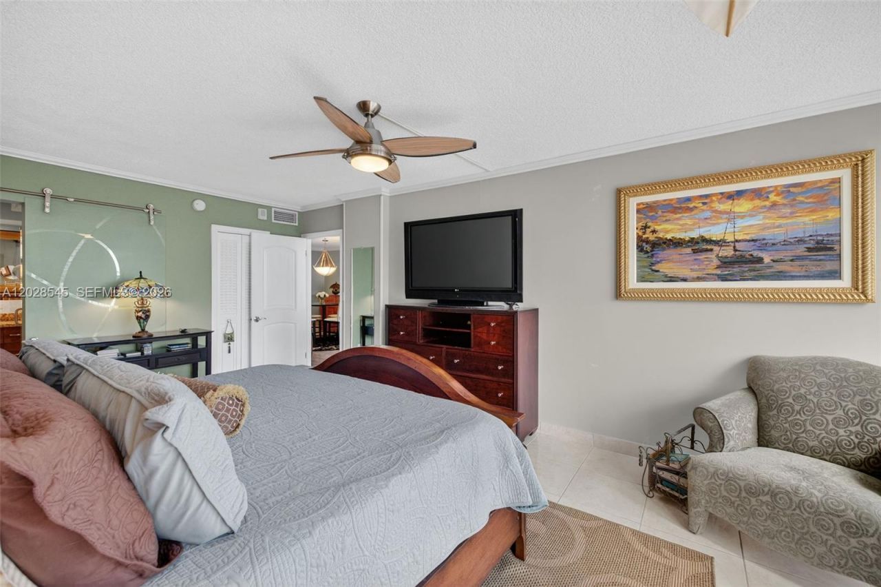 121 Golden Isles Dr , Unit 205, Hallandale Beach, FL 33009 Photo