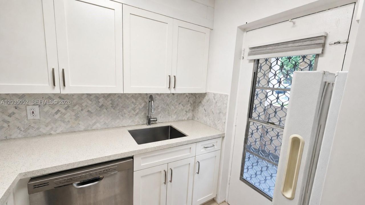 220 Kings Point Dr, Unit 105, Sunny Isles Beach, FL 33160 Photo