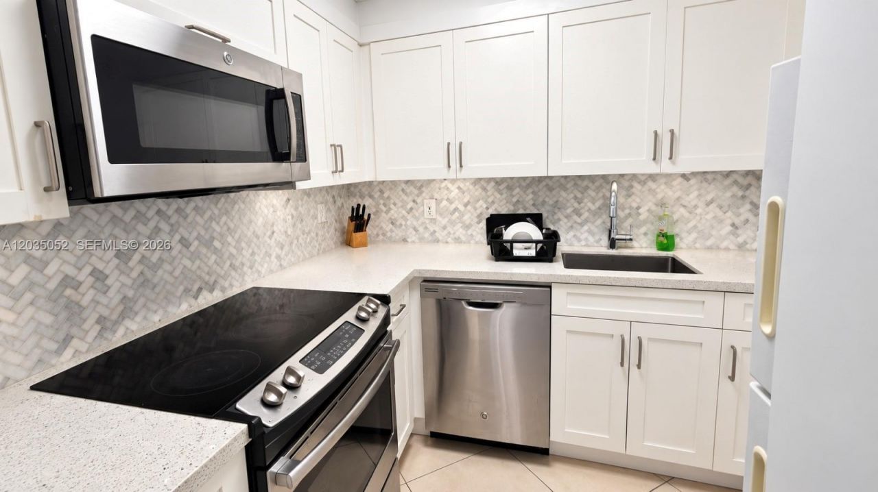 220 Kings Point Dr, Unit 105, Sunny Isles Beach, FL 33160 Photo