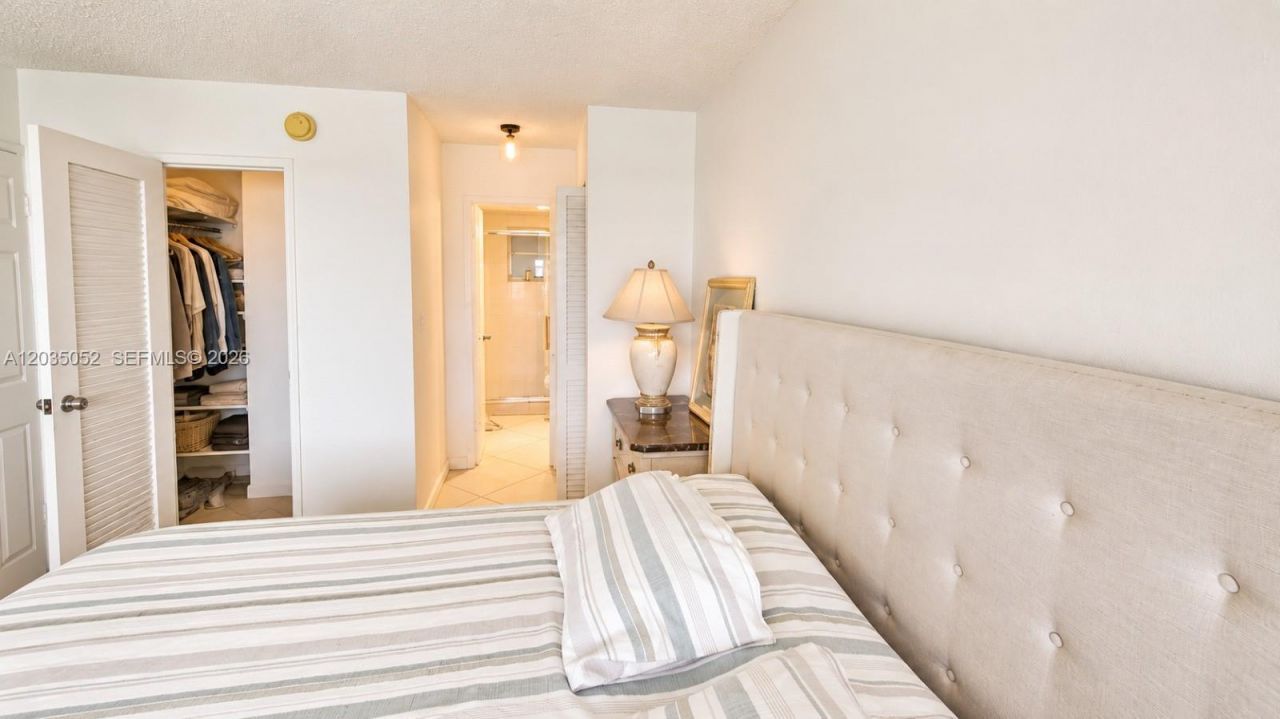 220 Kings Point Dr, Unit 105, Sunny Isles Beach, FL 33160 Photo