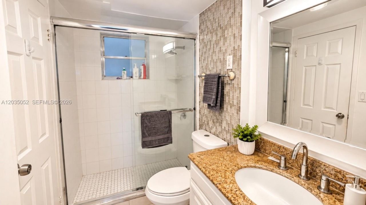220 Kings Point Dr, Unit 105, Sunny Isles Beach, FL 33160 Photo