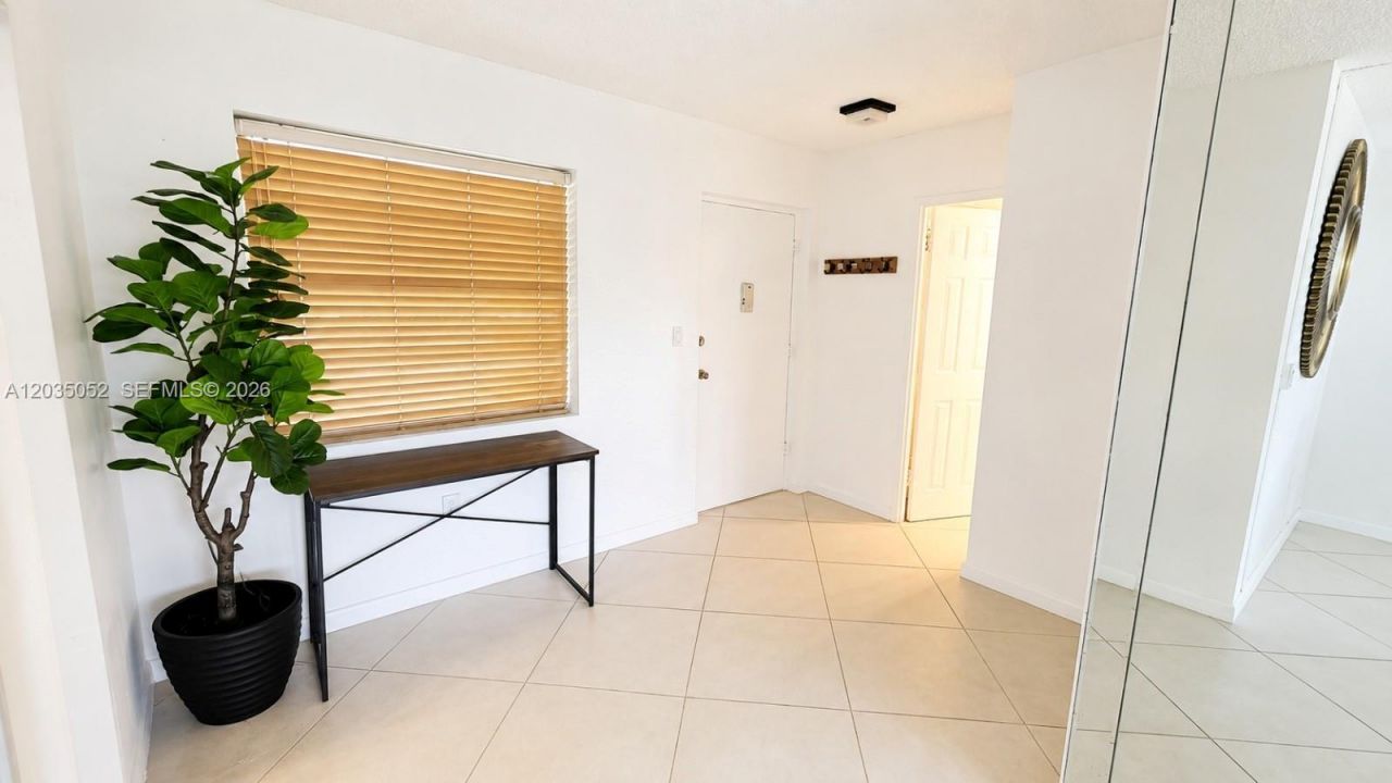 220 Kings Point Dr, Unit 105, Sunny Isles Beach, FL 33160 Photo