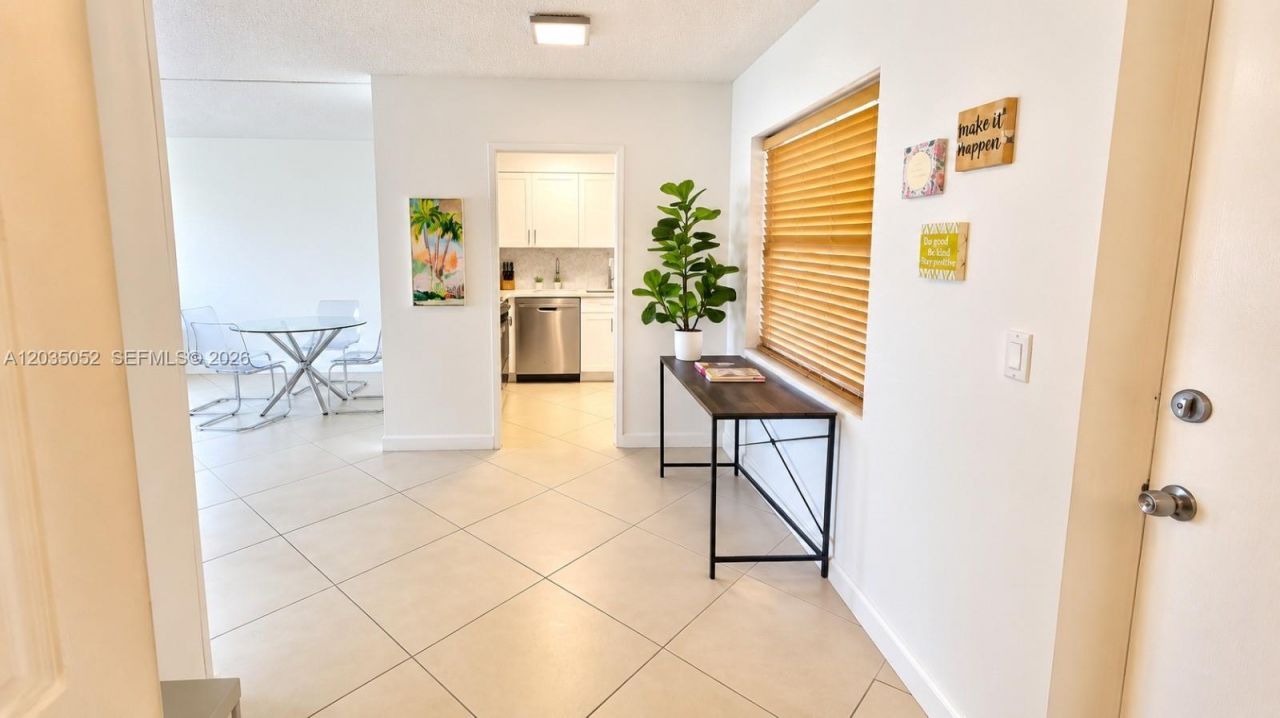 220 Kings Point Dr, Unit 105, Sunny Isles Beach, FL 33160 Photo