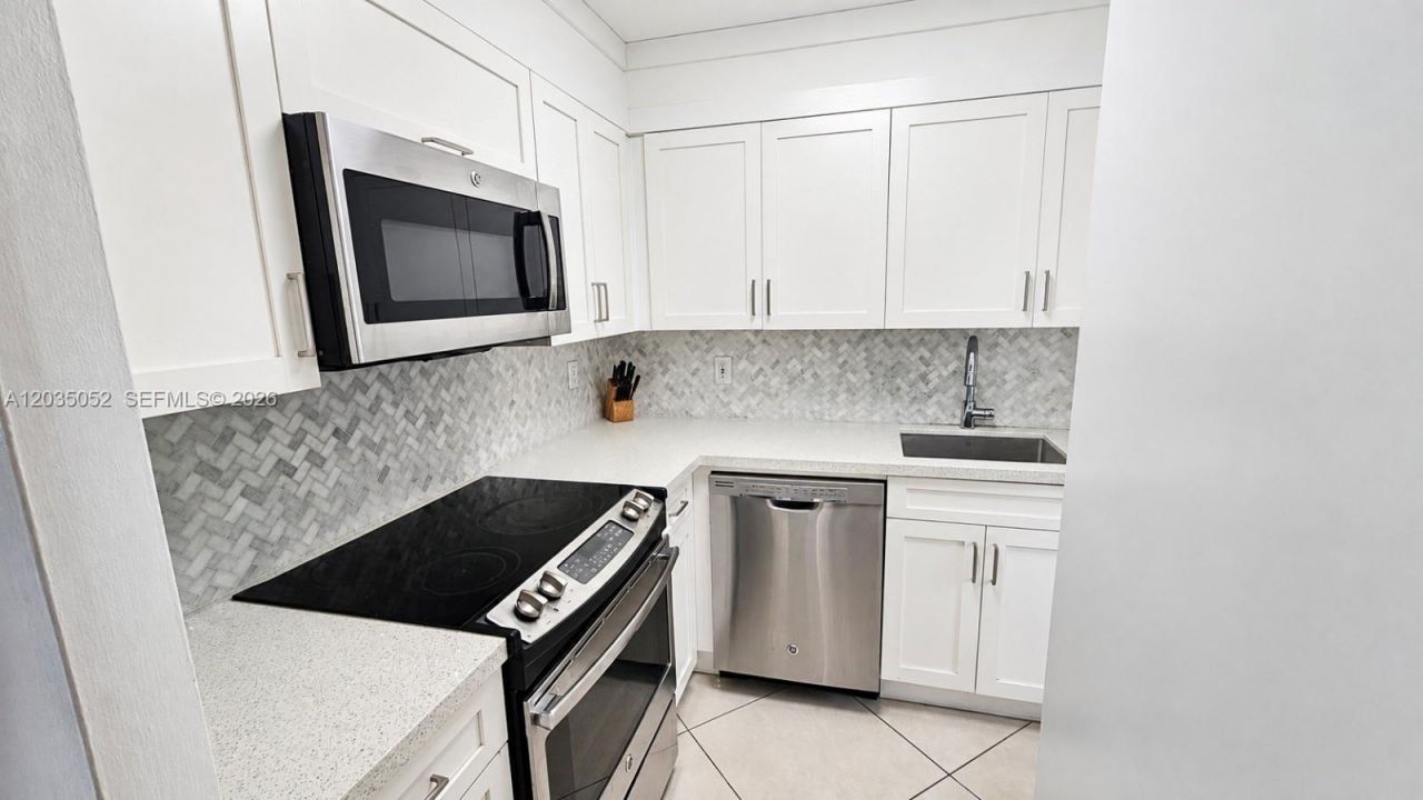 220 Kings Point Dr, Unit 105, Sunny Isles Beach, FL 33160 Photo