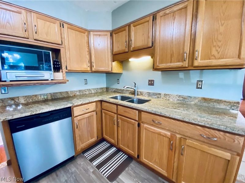 869 MOSS CANYON Drive, Amherst, OH 44001 Photo 11