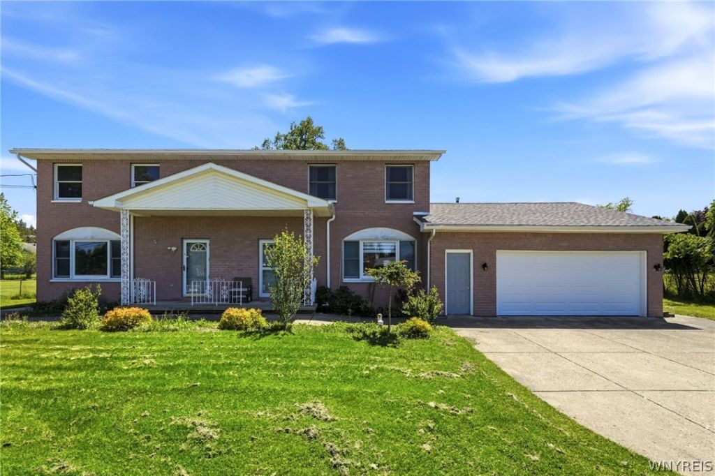 555 Lakeview Avenue, Orchard Park, NY 14127 Main Photo