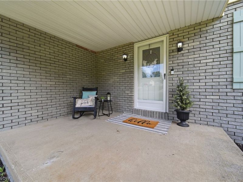 2681 Country Squire Street NW, Uniontown, OH 44685 Photo 2