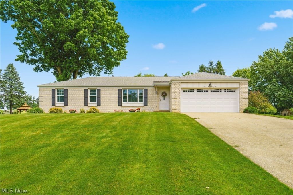 7891 Autumnwood Street Nw, North Canton, OH 44720 Main Photo