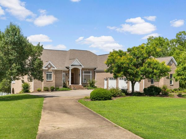 101 E Meadow Hill Dr, Florence, AL 35633