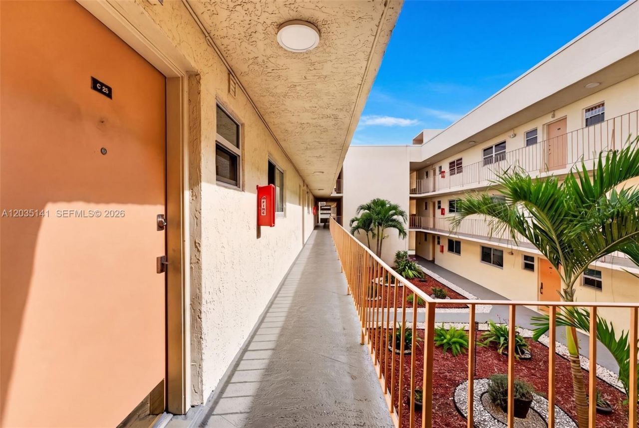 10300 Coral Way, Unit C25, Miami, FL 33165 Photo