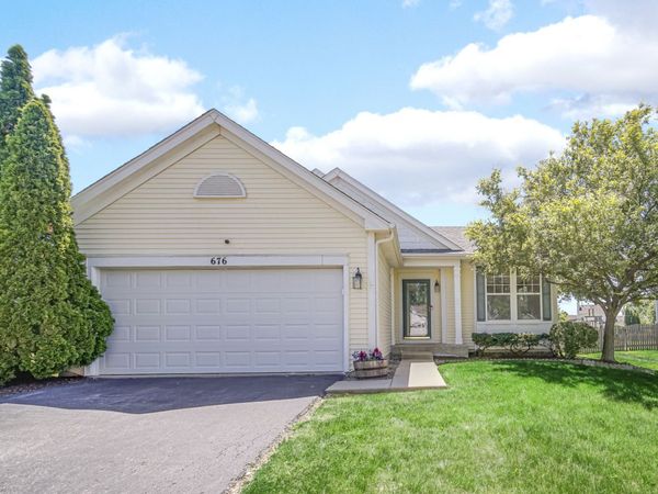 676 Hamilton Lane, North Aurora, IL 60542