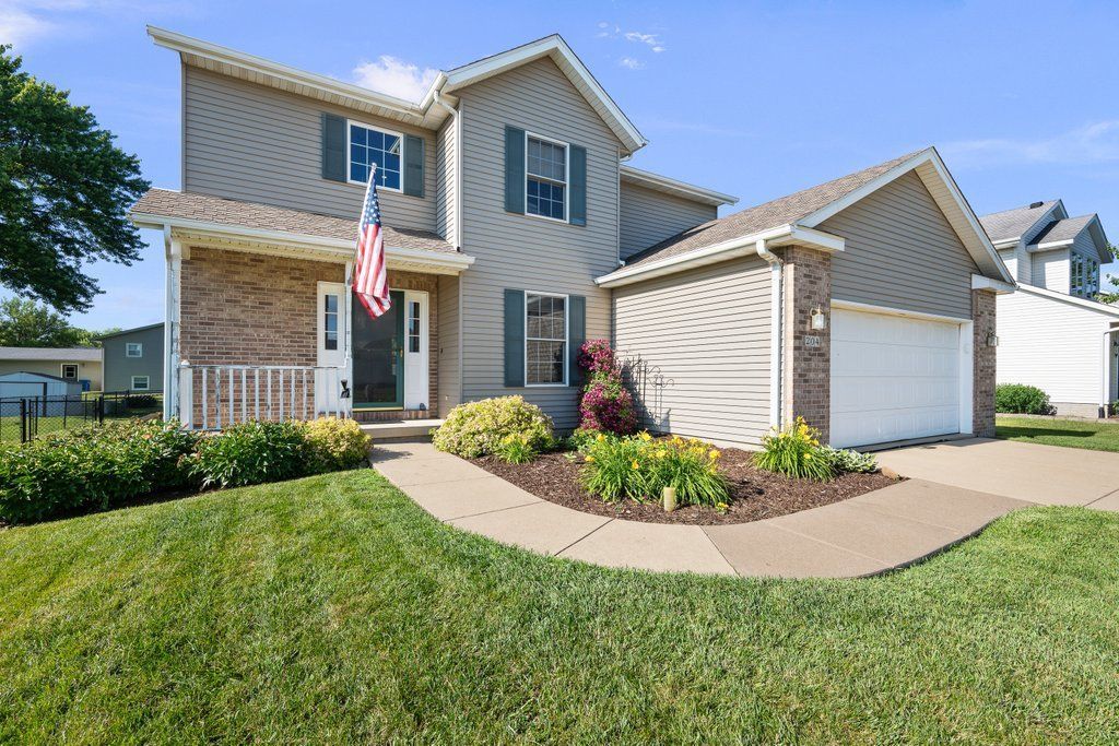 204 W Pinehurst Drive, Eldridge, IA 52478 Main Photo