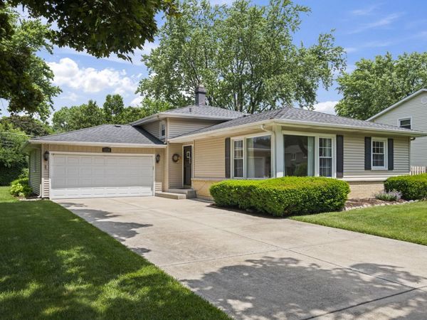 1114 E Dogwood Lane , Mount Prospect, IL 60056