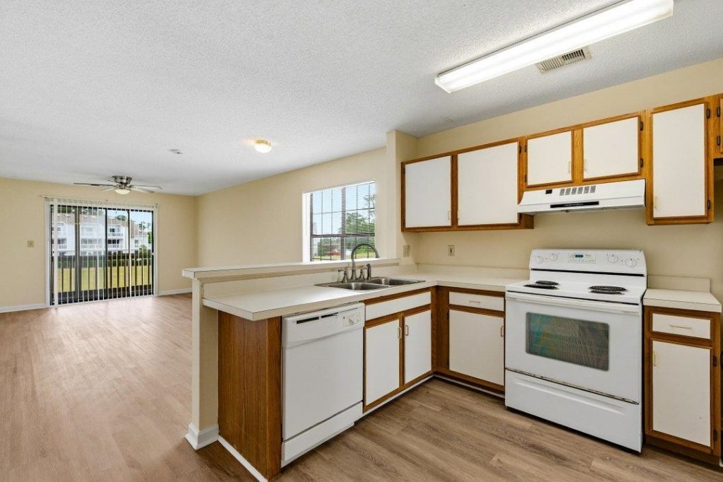 1095 W Plantation Dr. W  Photo 10