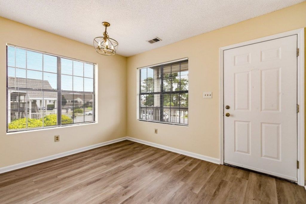 1095 W Plantation Dr. W  Photo 8