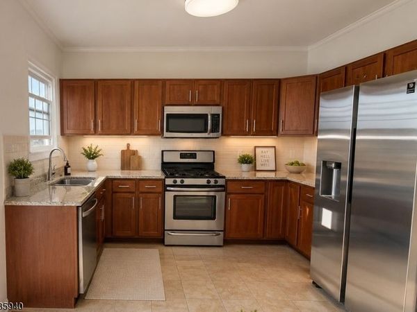 17 Willow St, Jersey, NJ 07305