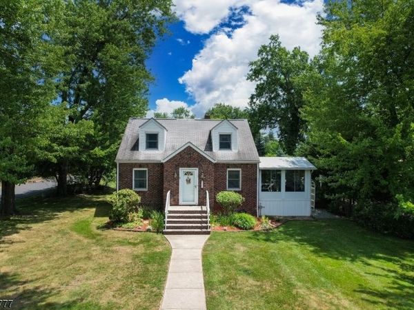 142 Mountain Pkwy, Green Brook, NJ 08812