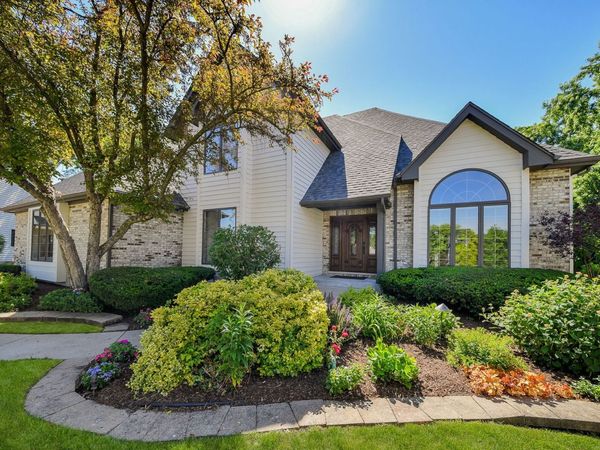 103 Hawkins Circle , Wheaton, IL 60189