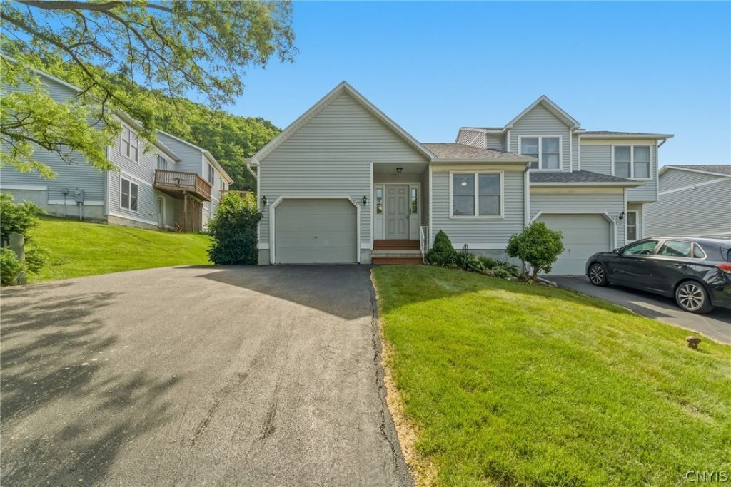 193 Timber Wolf Circle, Syracuse, NY 13209 Main Photo