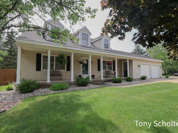 7537 Woodside Drive, Hudsonville, MI 49426
