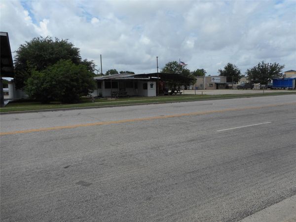 1107 W 2nd ST, Taylor, TX 76574