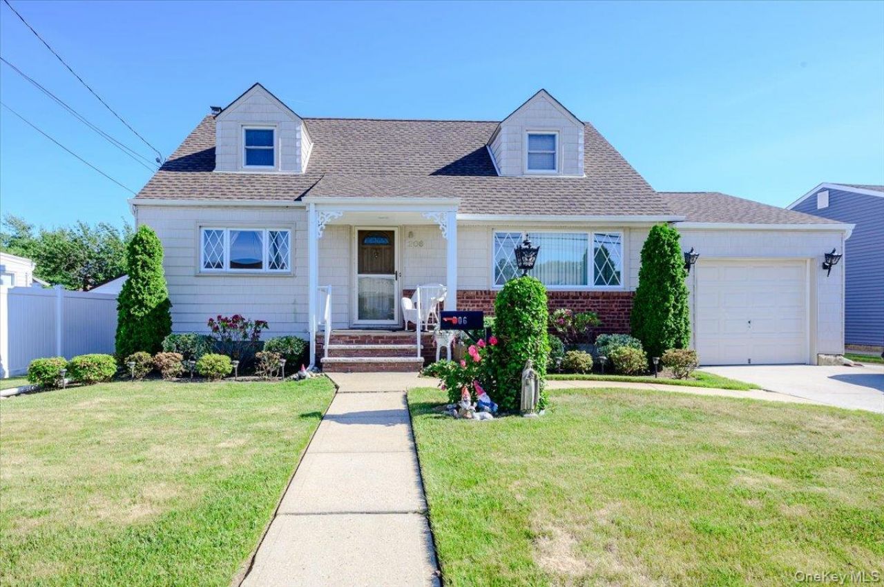 206 N Iowa Avenue , Massapequa, NY 11758 Main Photo