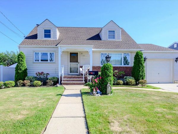 206 N Iowa Avenue, Massapequa, NY 11758