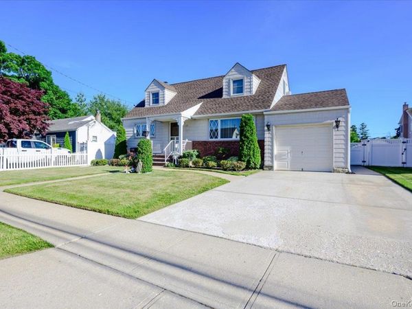 206 N Iowa Avenue, Massapequa, NY 11758