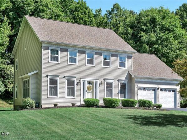 17 Christopher Way, Halfmoon, NY 12065